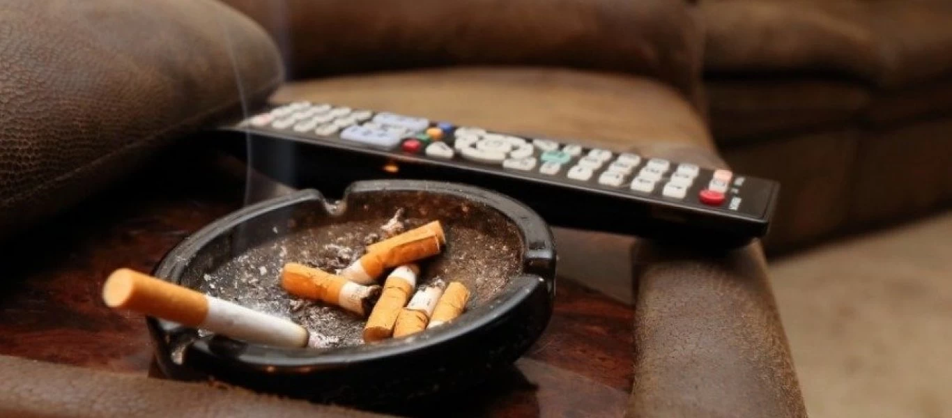Μυρίζει όλο το σπίτι τσιγαρίλα; - Το κόλπο για να την εξαφανίσετε!